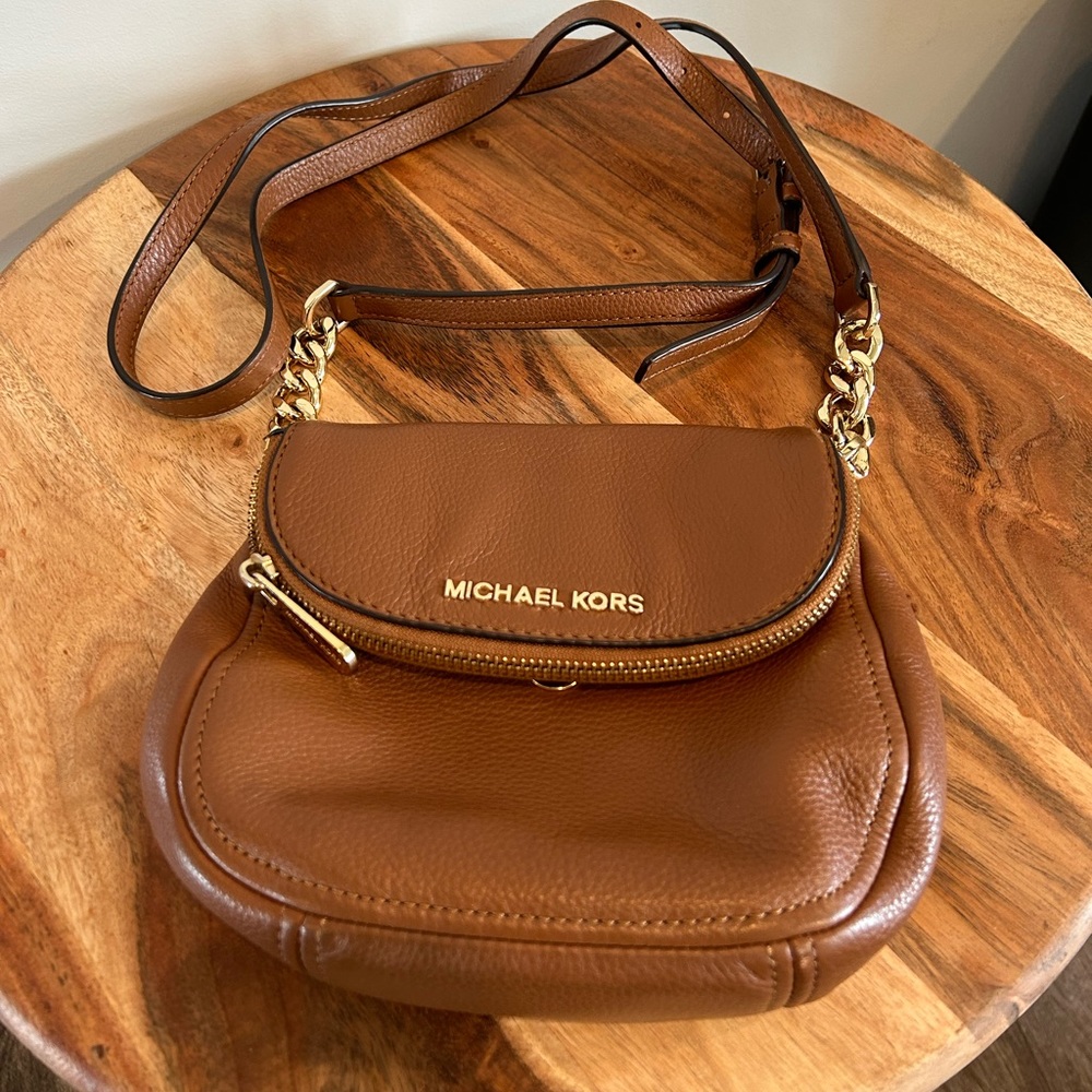 Michael Kors crossbody LIKE NEW. Barely used looks brand new.